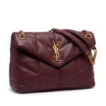 YSL حقيبة كتف نسائية فاخرة من سان لوران باللون العنابي الداكن مع شعار ذهبي